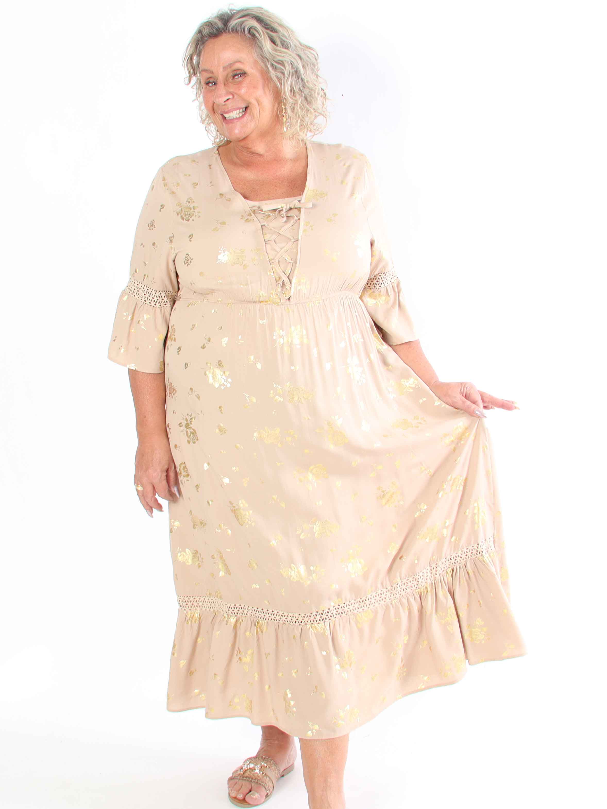 Pernilla - Klänning med guldfärgade blommor och broderier